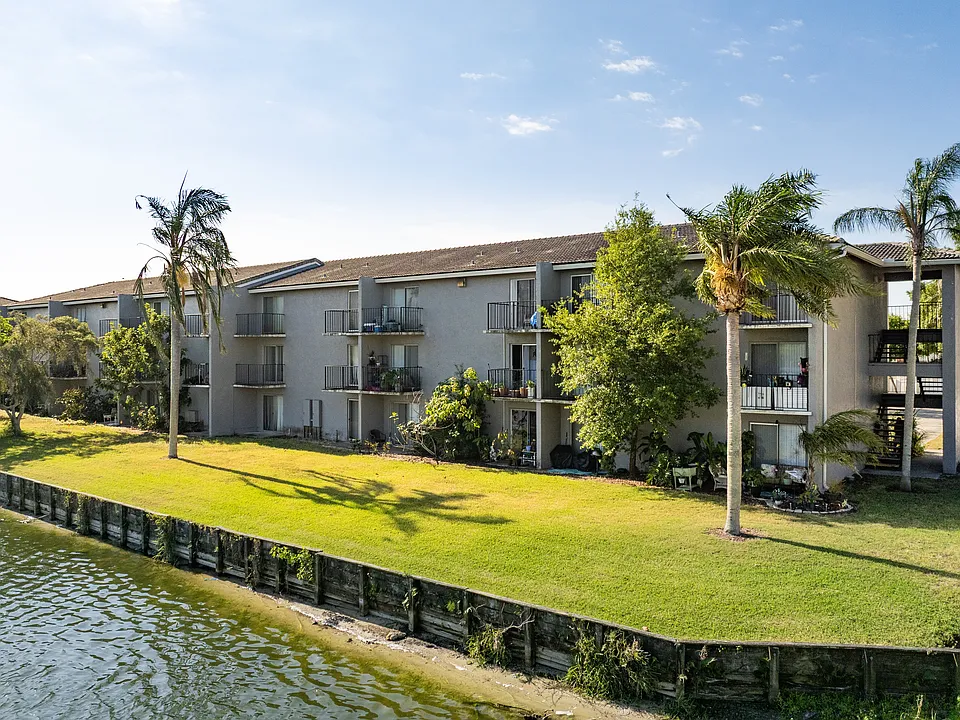 Lakes at Largo Apartments