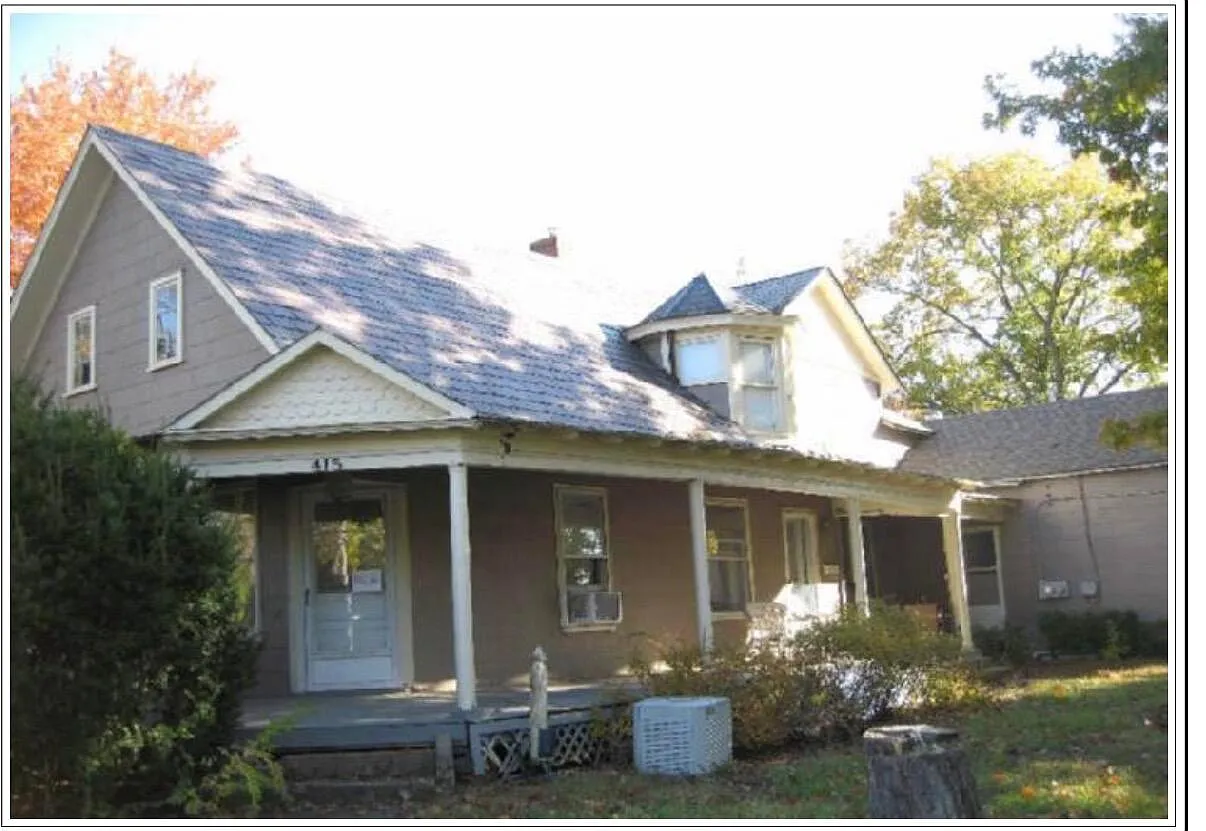 415-417 E Walnut St photo 1