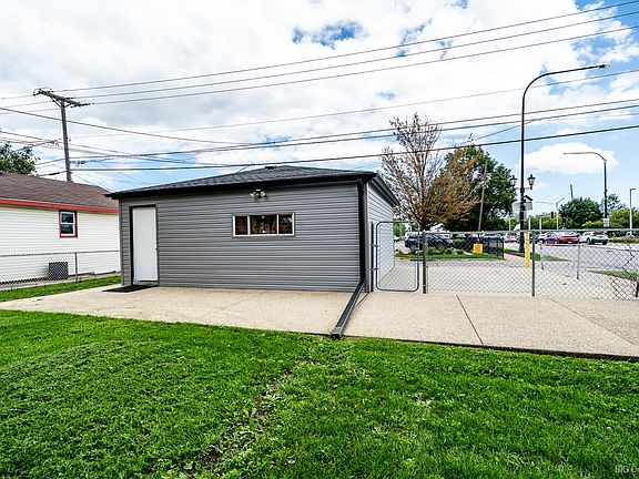 5th image of 3045 S 48th Ct