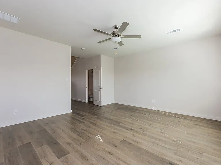 301 Patton Ln — Photo 4