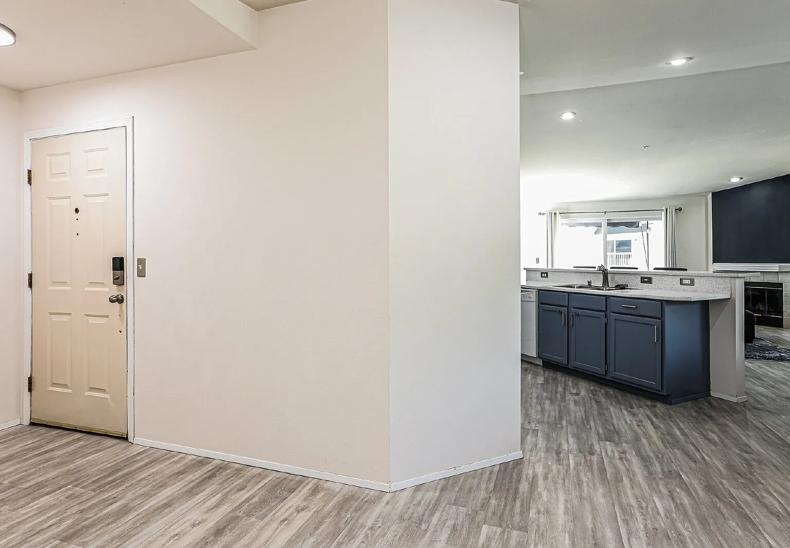 Top-Floor 3 Bed/2 Bath Condo with Silver Lake Views ! Available NOW for RENT — Photo 4