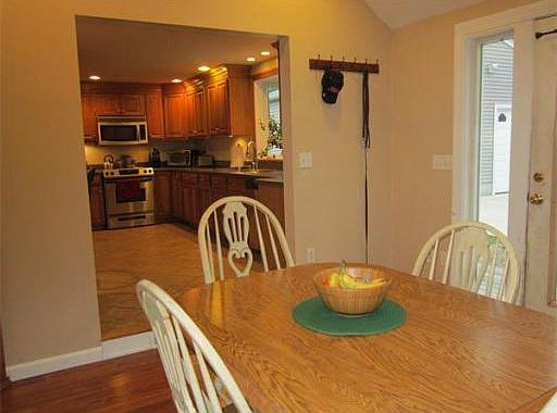 5th image of 385 Mendon St