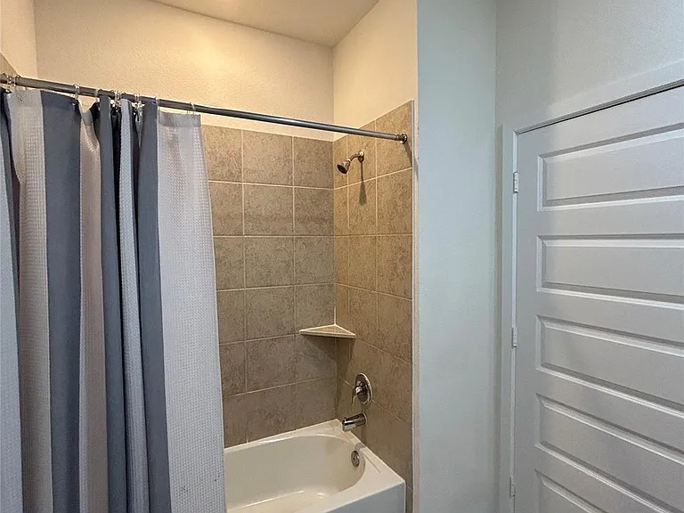 7822 Wyndham Harbor Ct — Photo 8