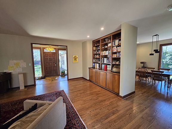 4th image of 10 Kendall Dr
