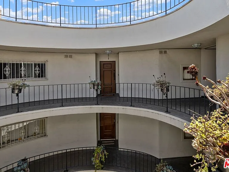 2260 N Cahuenga Blvd #502 — Photo 3
