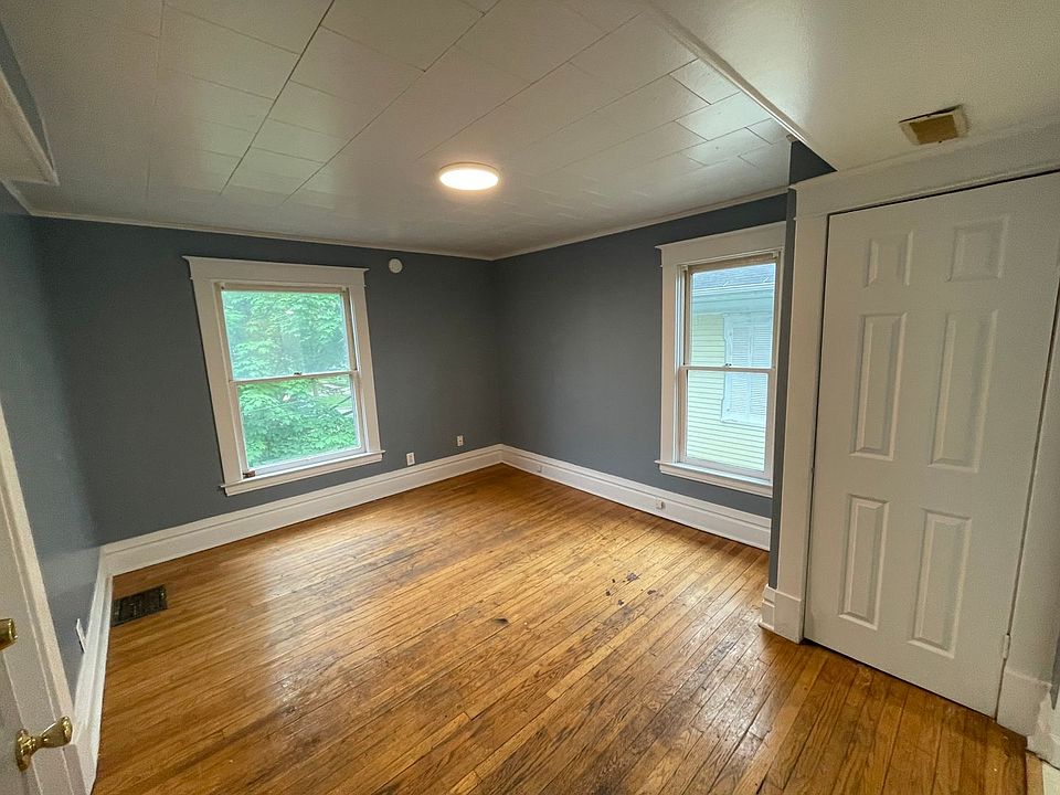 2nd image of 720 Oak St APT 2