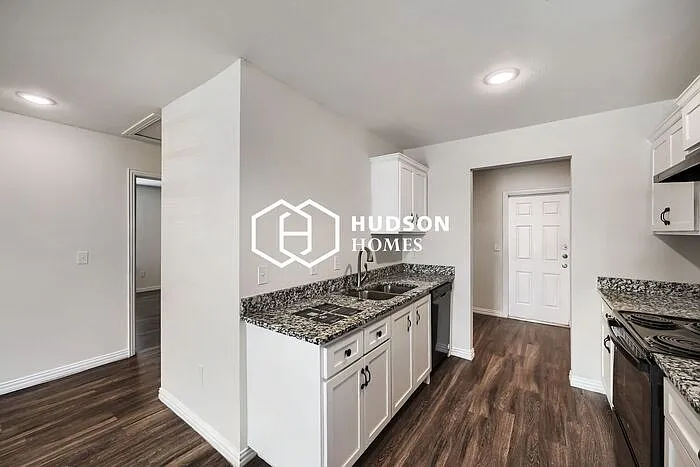 1311 N Travis St — Photo 6