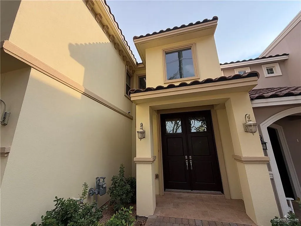 3 bed, 2.5 bath, 2540 sqft, $2,300 — Photo 2