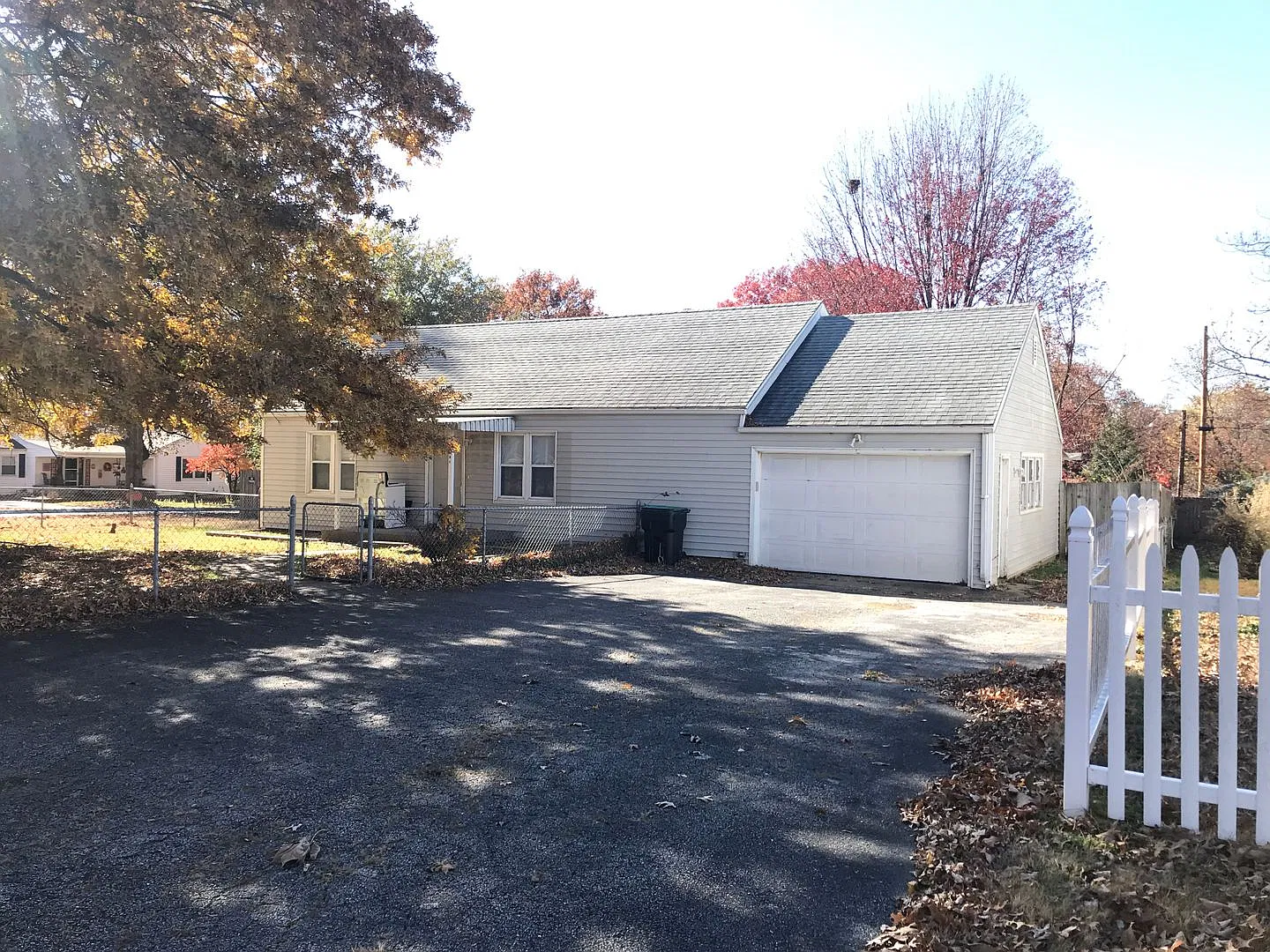 Charming home with a one car attached garage. — Photo 1