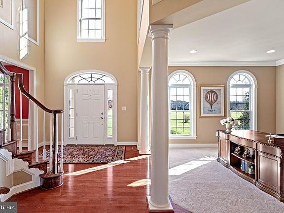 5th image of 10891 Meadow Walk Ln