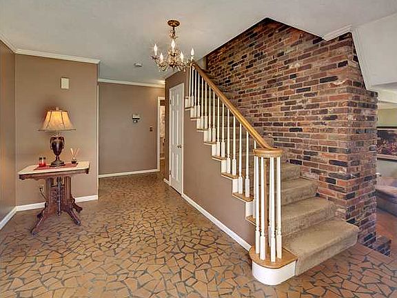 3rd image of 1323 N Glen Dr