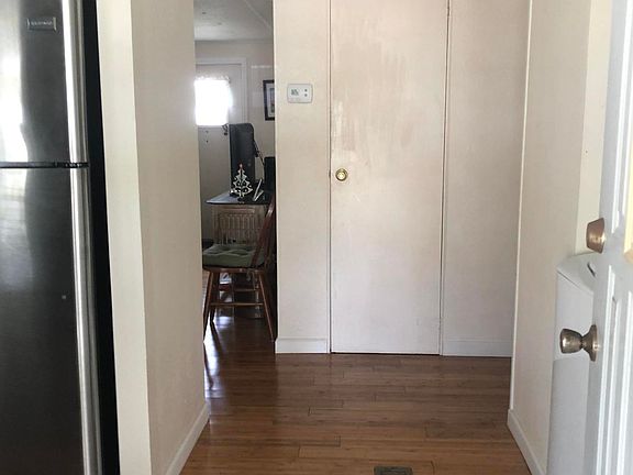 3rd image of 650 Sunrise Ct NE