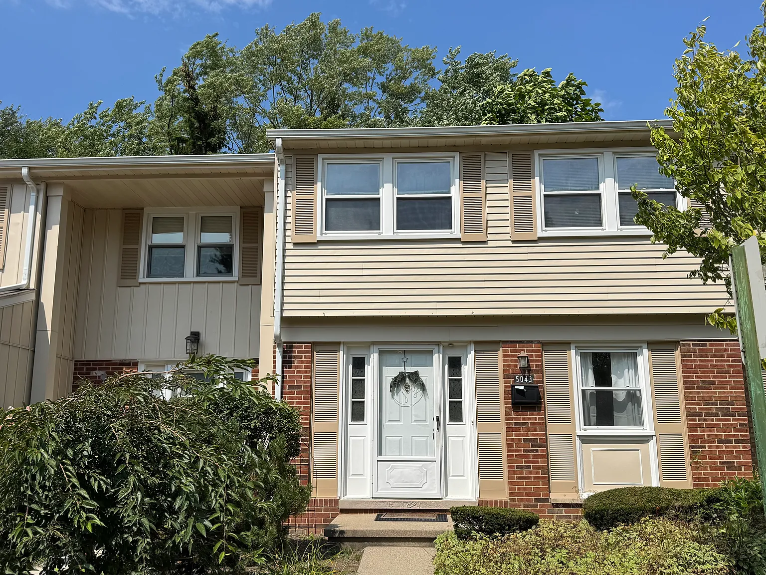 3 bed, 1.5 bath, 1410 sqft, $2,000 — Photo 1