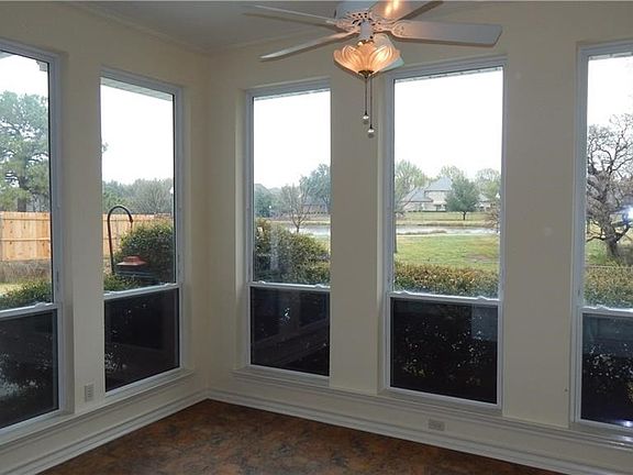 4th image of 5301 Vicksburg Dr