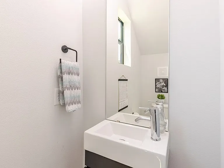 2715 E 3rd St #1 — Photo 21
