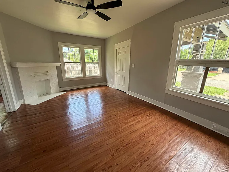 2206 Avenue E — Photo 2