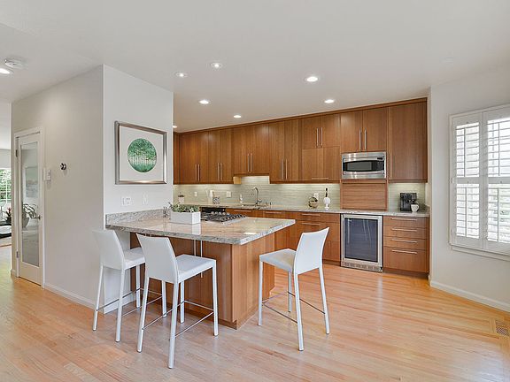 4th image of 165 Lundys Ln