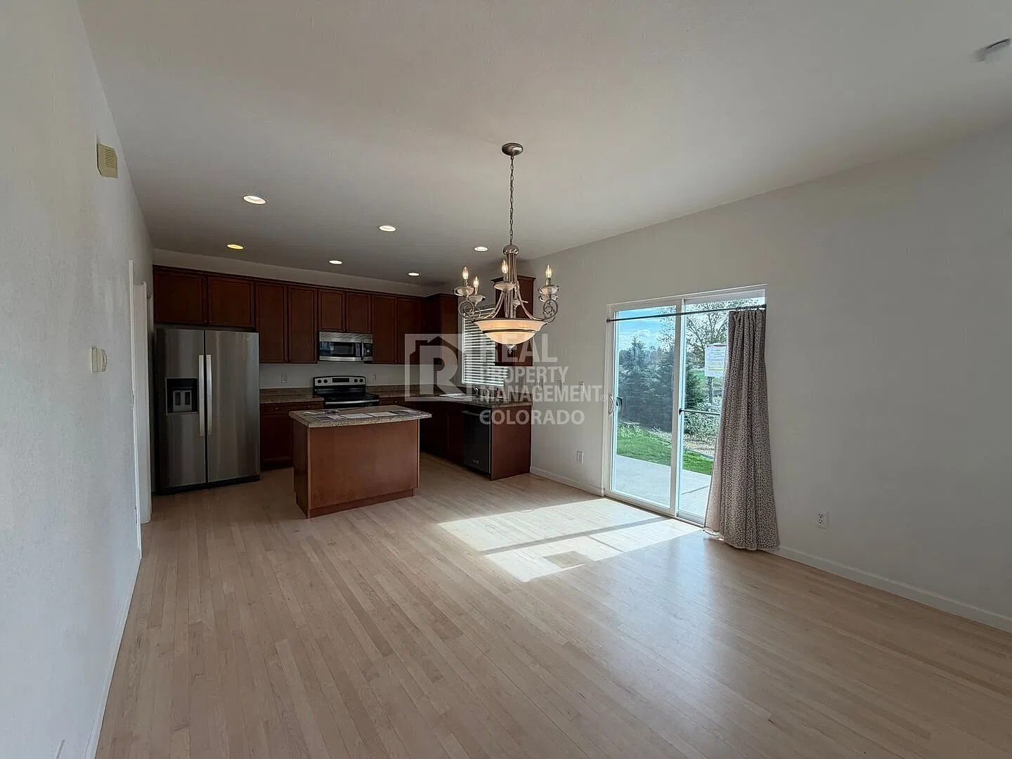 Spacious 3-Bedroom Home in Murphy Creek with 2-Car Garage & Fireplace — Photo 2
