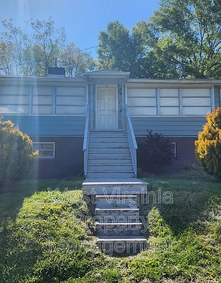 132 S Hill St — Photo 1