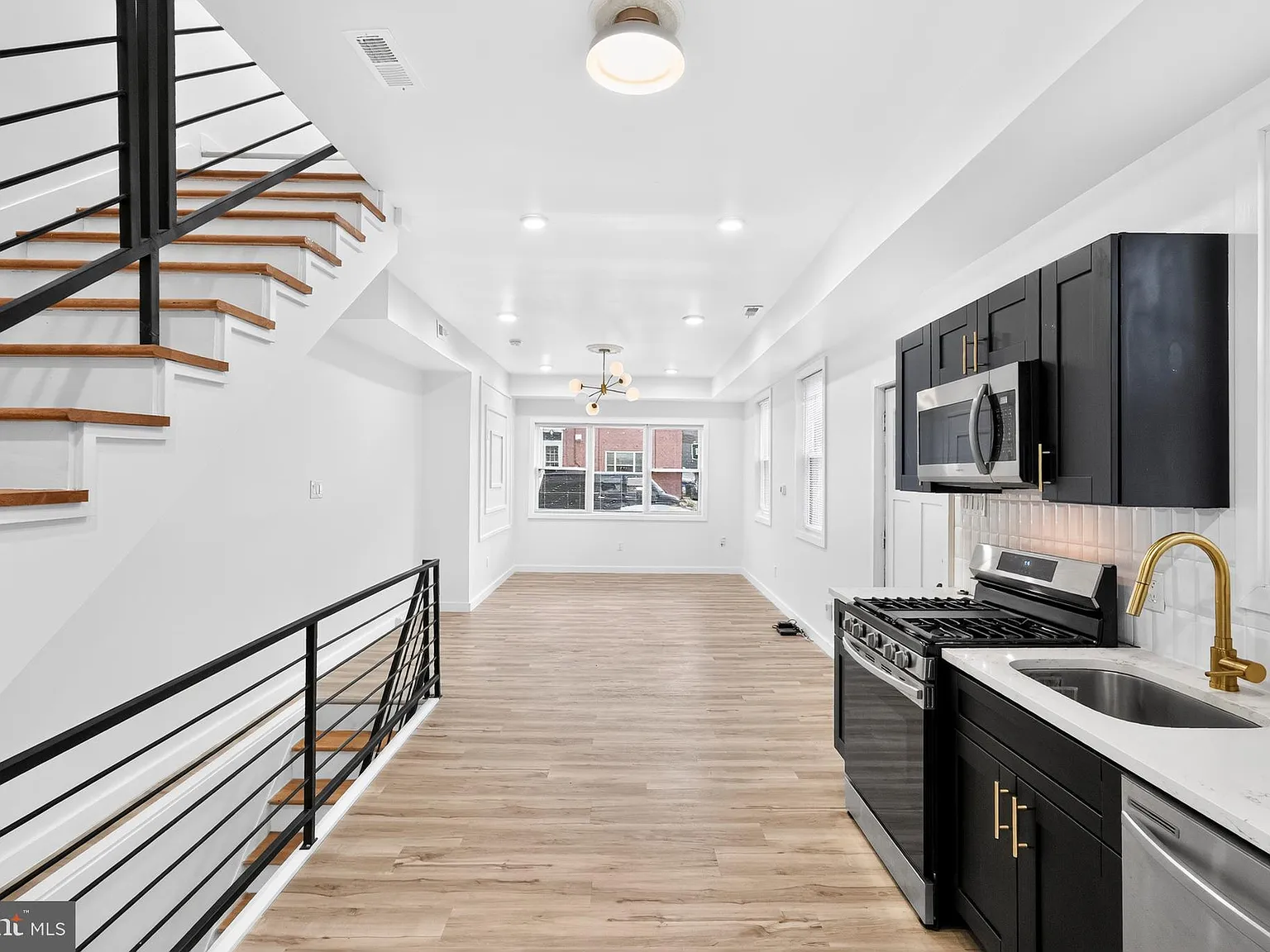 3 bed, 2.0 bath, 1425 sqft, $2,250 — Photo 3