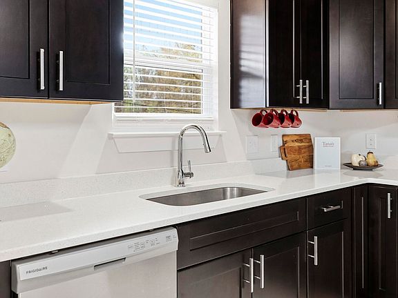 5th image of 8 Robin Hood Rd