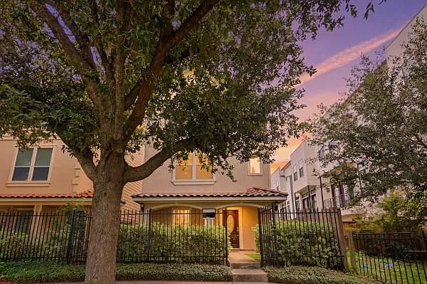3 bed, 3.5 bath, 2148 sqft, $3,200 — Photo 2