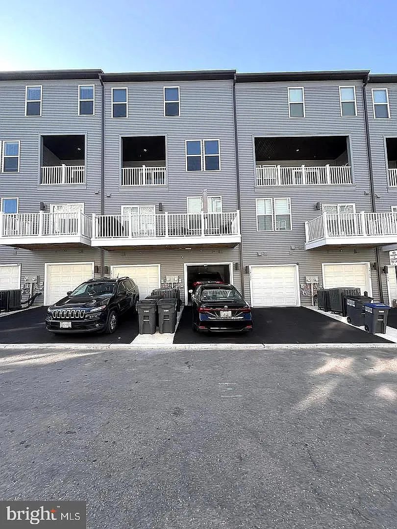 3 bed, 2.5 bath, 2344 sqft, $3,950 — Photo 2