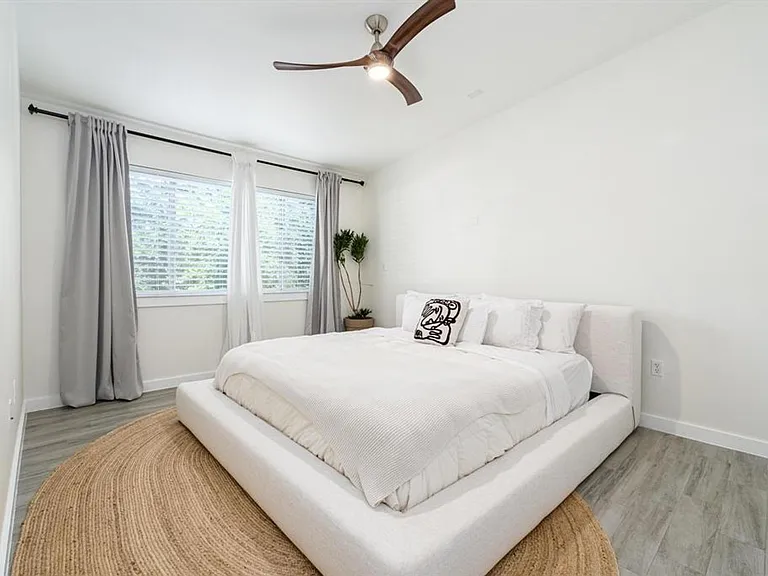 2200 Dickson Dr #218 — Photo 11