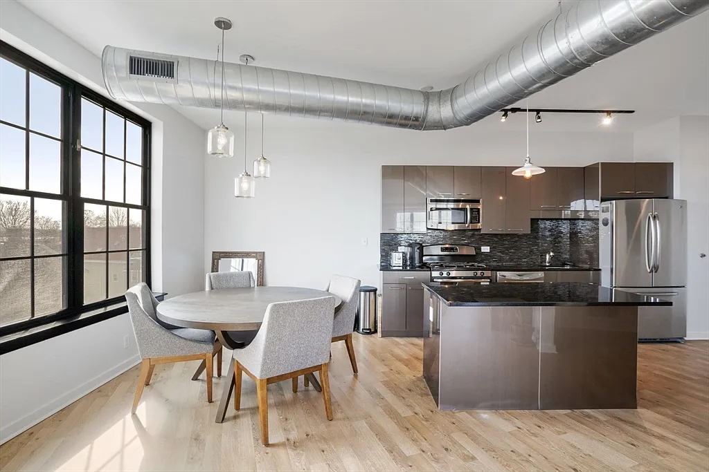 1 bed, 1.0 bath, 1320 sqft, $3,200 — Photo 2