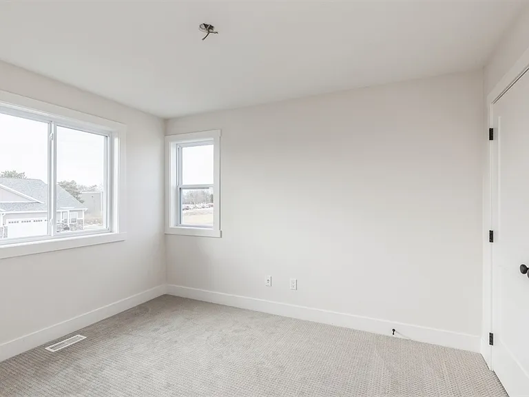915 Henryson St — Photo 9