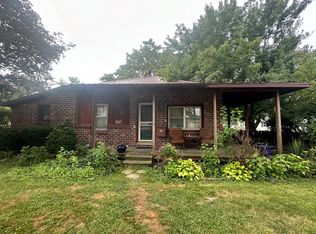 102 Park Ave, Flora, IL 62839