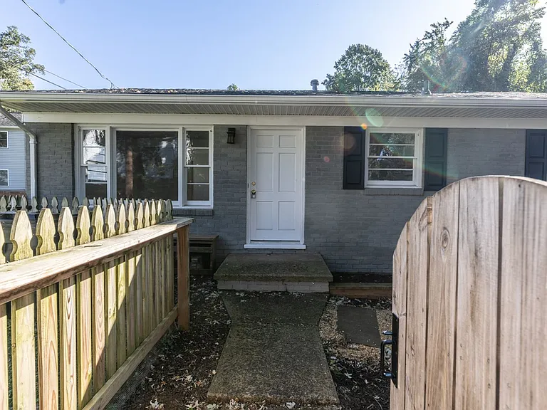 104 Stratford Ct — Photo 1