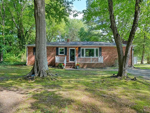 3rd image of 110 Chapman Cir