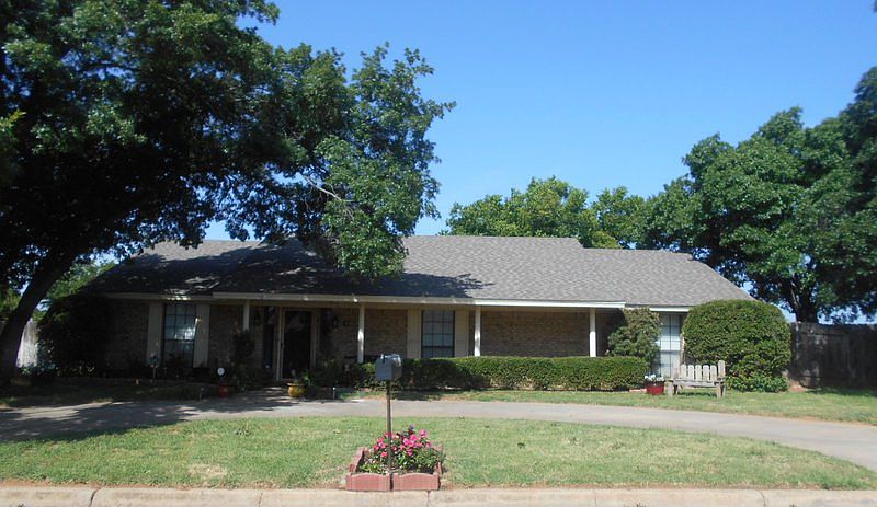 1st image of 2602 Twin Oaks
