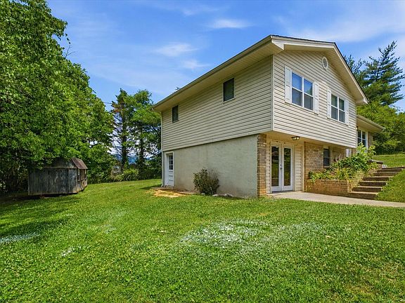 3rd image of 901 Valerie Ln