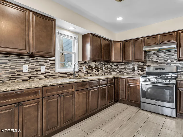 148 Dewitt Ave — Photo 16