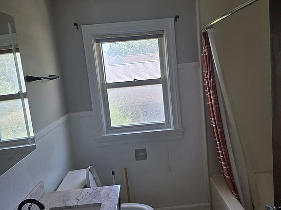 5th image of 1639 Lawrence Ave
