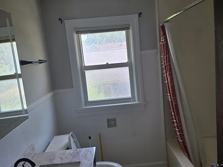 1639 Lawrence Ave — Photo 5
