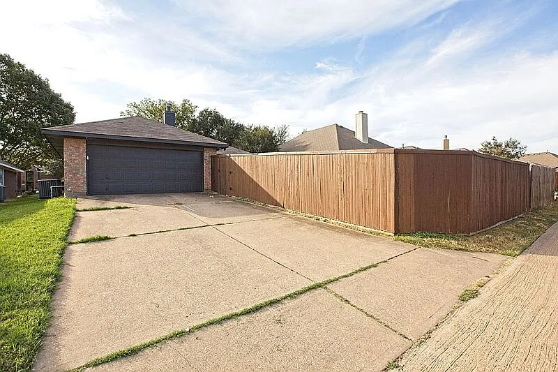 3 bed, 2.0 bath, 1669 sqft, $2,200 — Photo 4