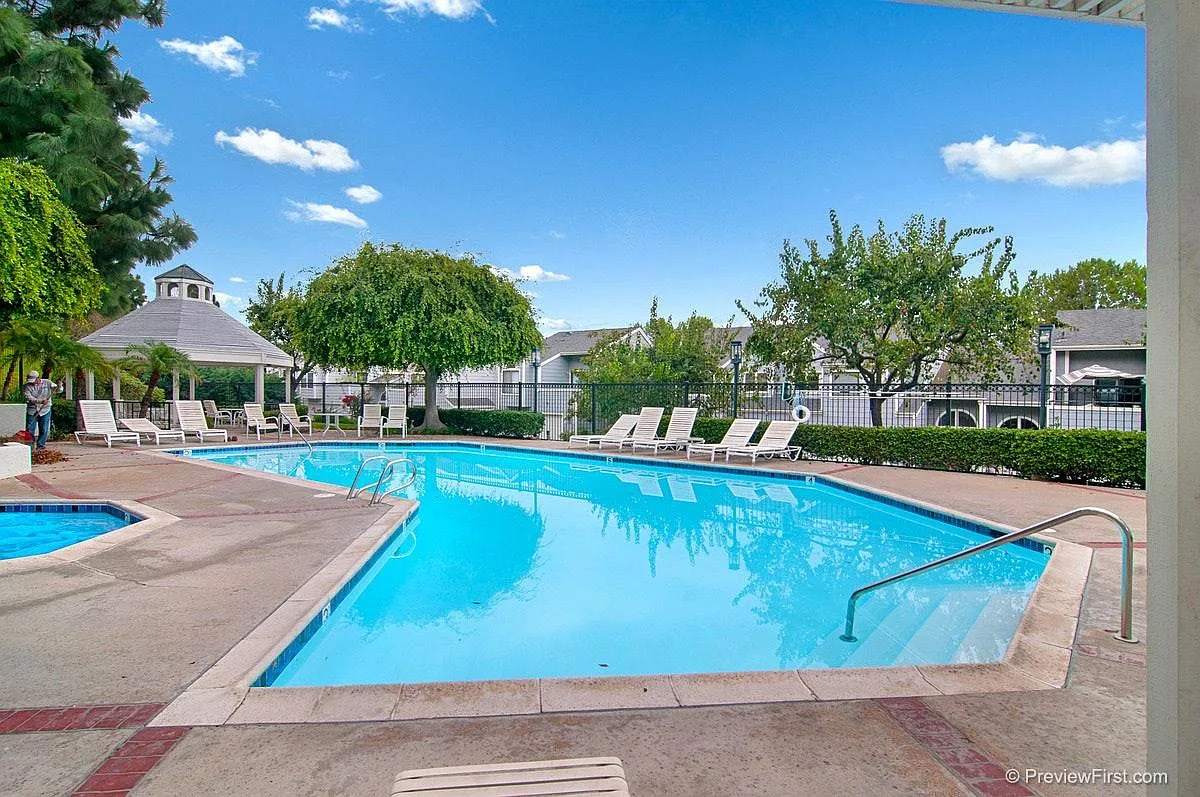 2 bed, 1302 sqft, $3,500 — Photo 2