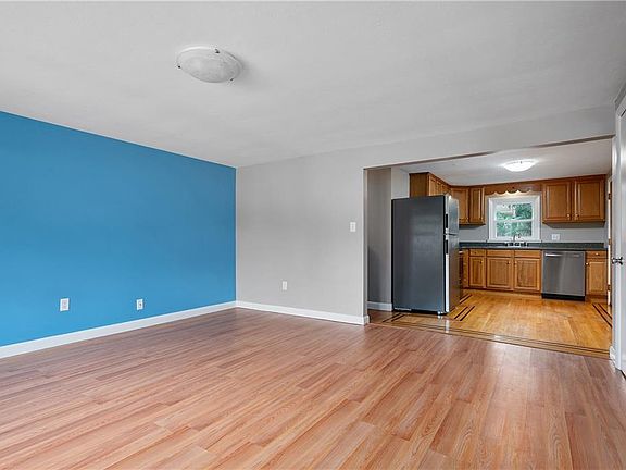 3rd image of 10 Glen Ave APT 1L