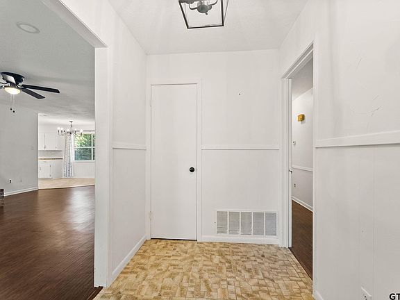 3rd image of 708 Oxford Cir