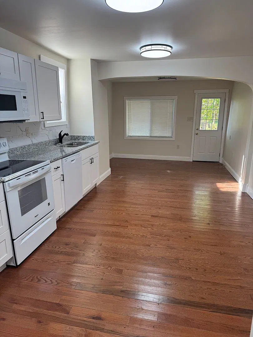4 bedroom, 1.5 bath, half double house — Photo 1