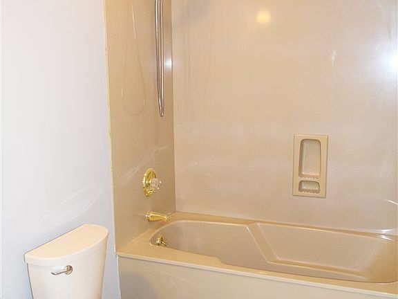 4th image of 302 Williamsburg Ave