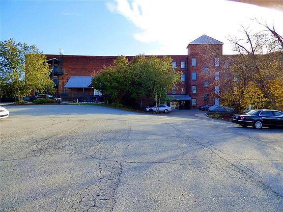 4th image of 836 Oak St Ste 304