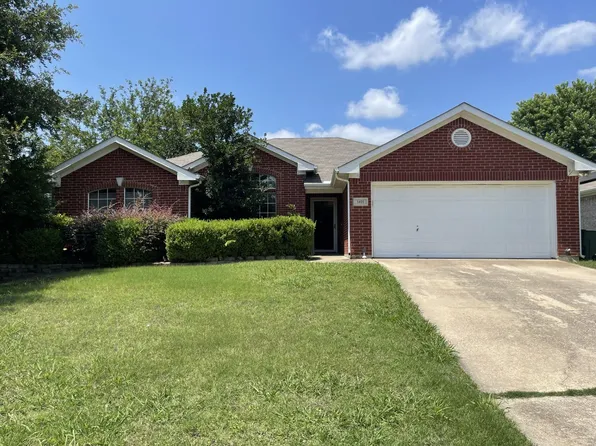 1405 High Crest Dr, Mansfield, TX 76063