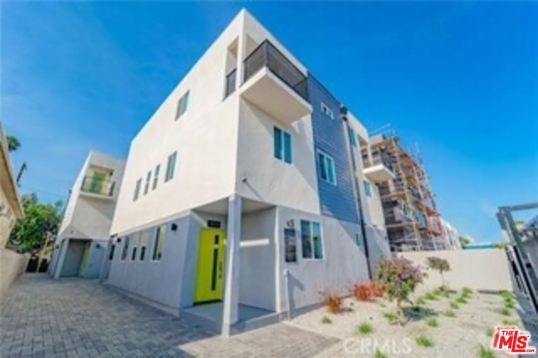 4 bed, 4.5 bath, 4084 sqft, $4,000 — Photo 1