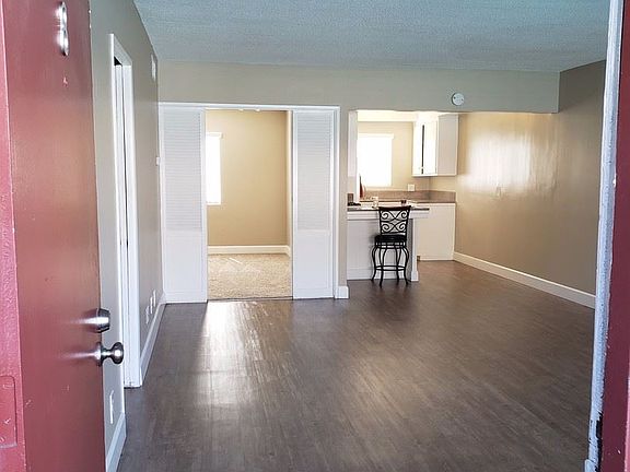 4th image of 921 S Park Cir APT 8