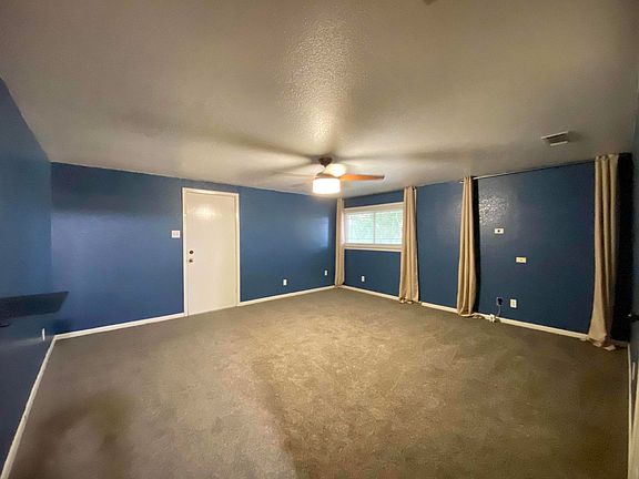 3rd image of 205 Pin Oak Dr