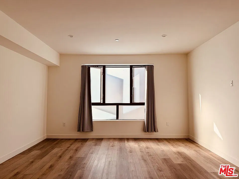 919 S Harvard Blvd — Photo 1